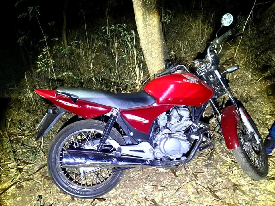 FORÇA TÁTICA DE ANDRADINA LOCALIZA NO "BURACÃO" BAIRRO PEREIRA JORDÃO MOTO FURTADA