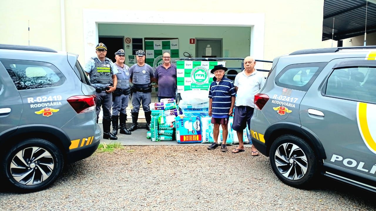 Polícia Rodoviária entrega fraldas geriátricas ao Asilo São Vicente de Paula em Andradina
