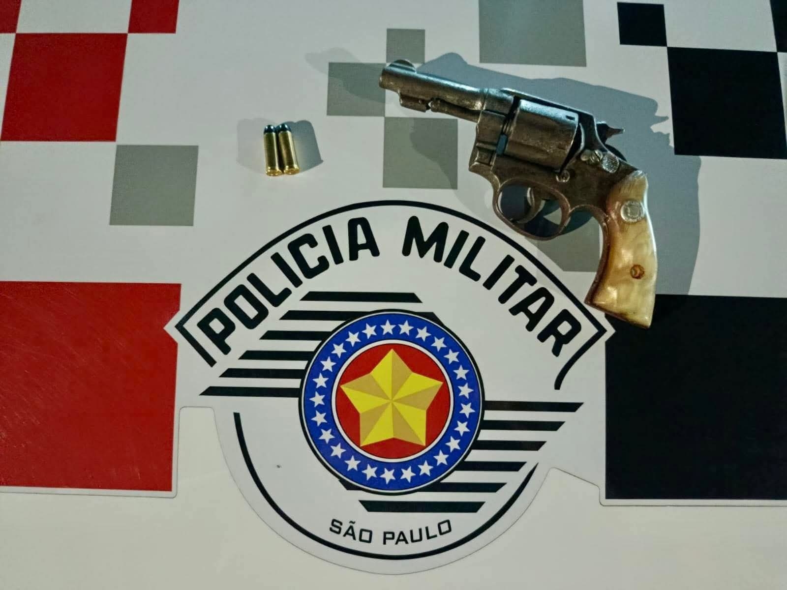 Polícia Militar de Andradina prende homem por porte ilegal de arma de fogo em bar no bairro Piscina