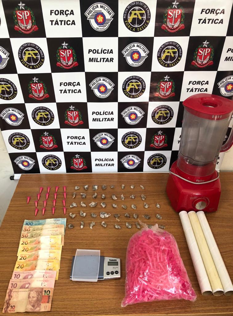 Homem é preso pela Força Tática de Araçatuba por tráfico de drogas no bairro Verde Parque; 02 menores foram apreendidos