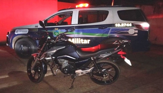 Rapaz é preso ao empinar moto, fazer 'zigue-zague' e tentar fugir da Polícia Militar em Água Clara