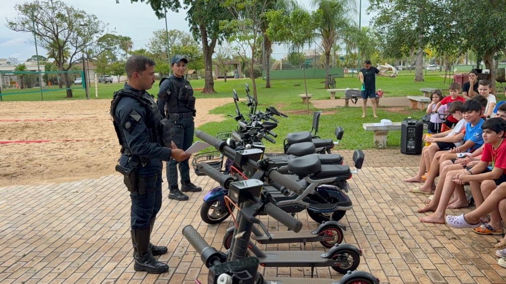 Polícia Militar realiza palestra educativa sobre uso seguro de bicicletas e patinetes elétricos em Três Lagoas