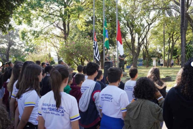 CERIMÔNIA COM HASTEAMENTO DE BANDEIRAS ABRE SEMANA DA PÁTRIA E ATIVIDADES DO ANIVERSÁRIO DE PRESIDENTE VENCESLAU