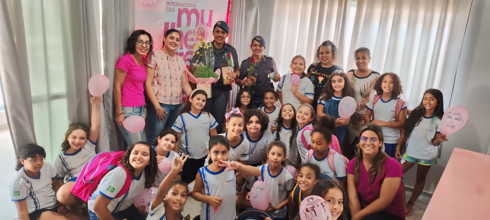 Palestra sobre responsabilidades e autocuidado ministrada por policiais fortalece formação de mulheres conscientes na Escola Leonor Salomão em Andradina