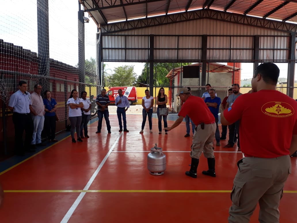 Prefeitura de Guararapes entrega nova ambulância ao Departamento de Saúde