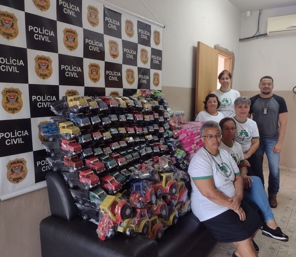 POLÍCIA CIVIL EFETUA ENTREGA DE BRINQUEDOS EM PACAEMBU