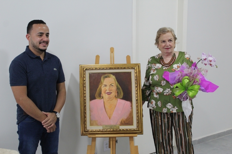 Ex-Prefeita Regina Mustafa é homenageada ao expor seu retrato na galeria do Paço Municipal de Mirandópolis