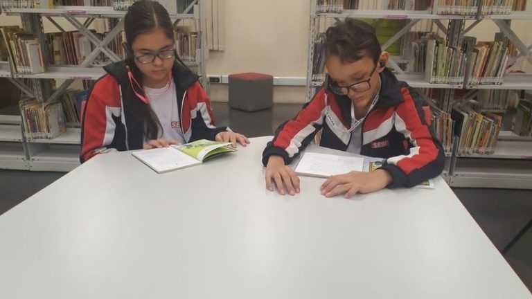 Sesi Araçatuba entrega óculos inteligente para alunos com baixa visão