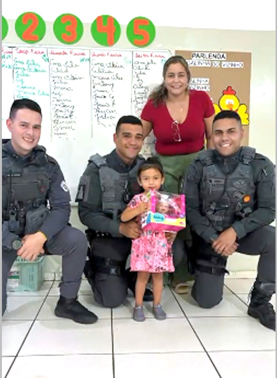 Policiais Militares surpreendem aluna de creche com presente especial em Andradina