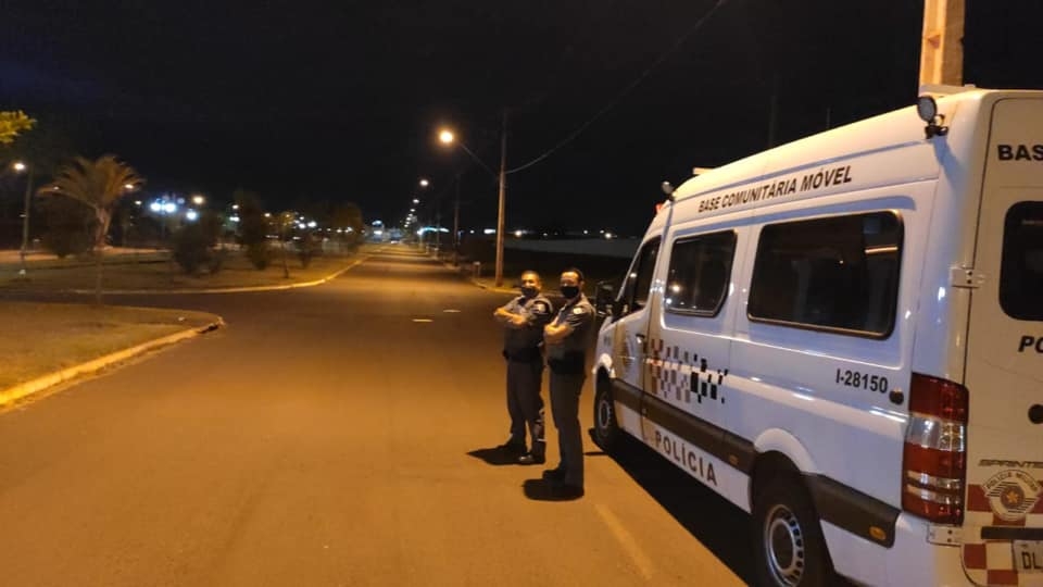 POLICIAIS MILITARES DE SERVIÇO NA ATIVIDADE DELEGADA APOIAM FISCAIS DA PREFEITURA DE ANDRADINA NO CUMPRIMENTO DO DECRETO EM TEMPOS DE PANDEMIA