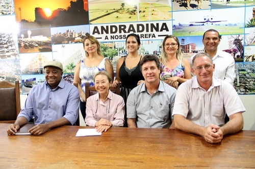 Que se dane o comércio de Andradina !!!! Prefeitura gasta 94 mil num show mas não investe 100 mil em 30 dias de Natal Iluminado