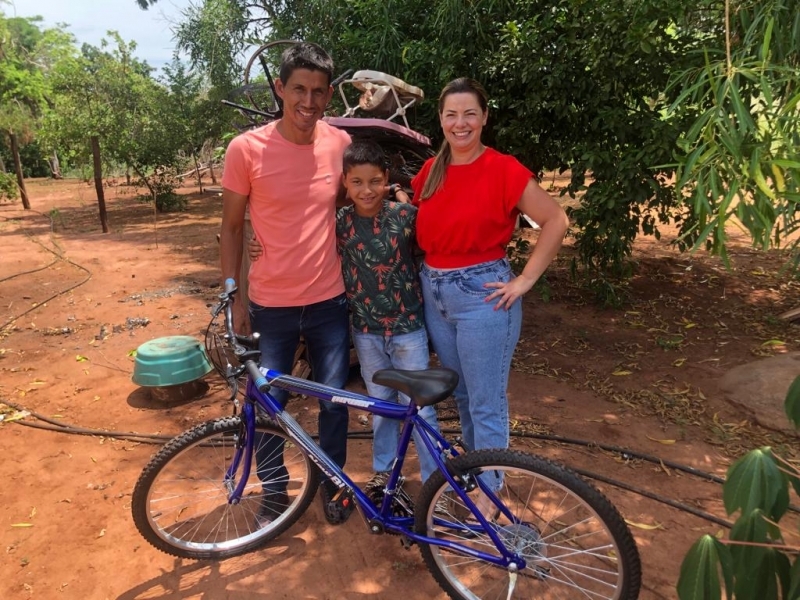 Em Andradina 1ª Dama e secretária entregam bicicleta a criança do Timboré