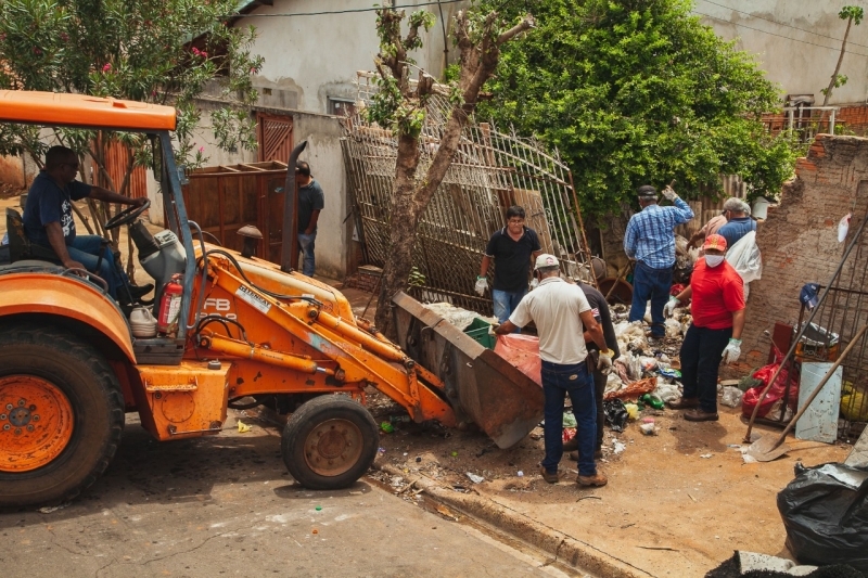Novo Governo de Andradina limpeza em casas no bairro Piscina já retirou 39 caminhões de entulhos e ainda não terminou