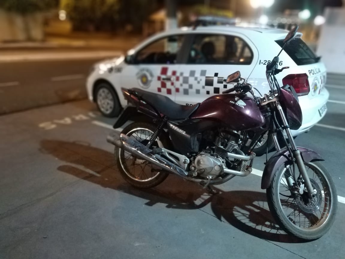 POLÍCIA MILITAR DE PEREIRA BARRETO PRENDE HOMEM E RECUPERA MOTOCICLETA FURTADA