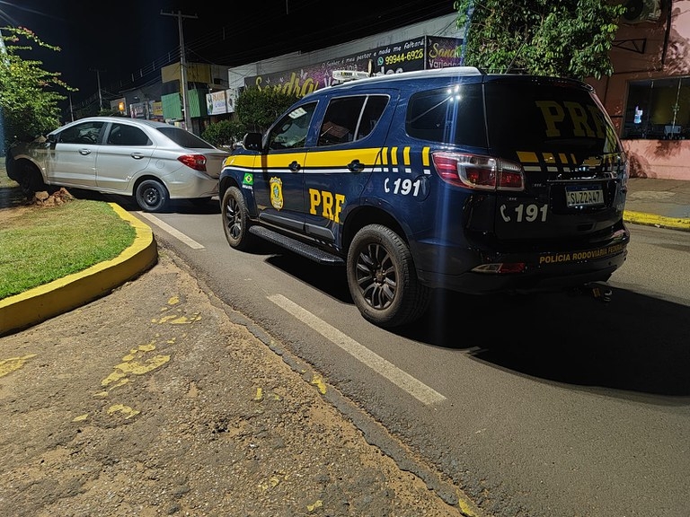 Após tentativa de fuga, Polícia Rodoviária Federal de Água Clara prende motorista e recupera veículo