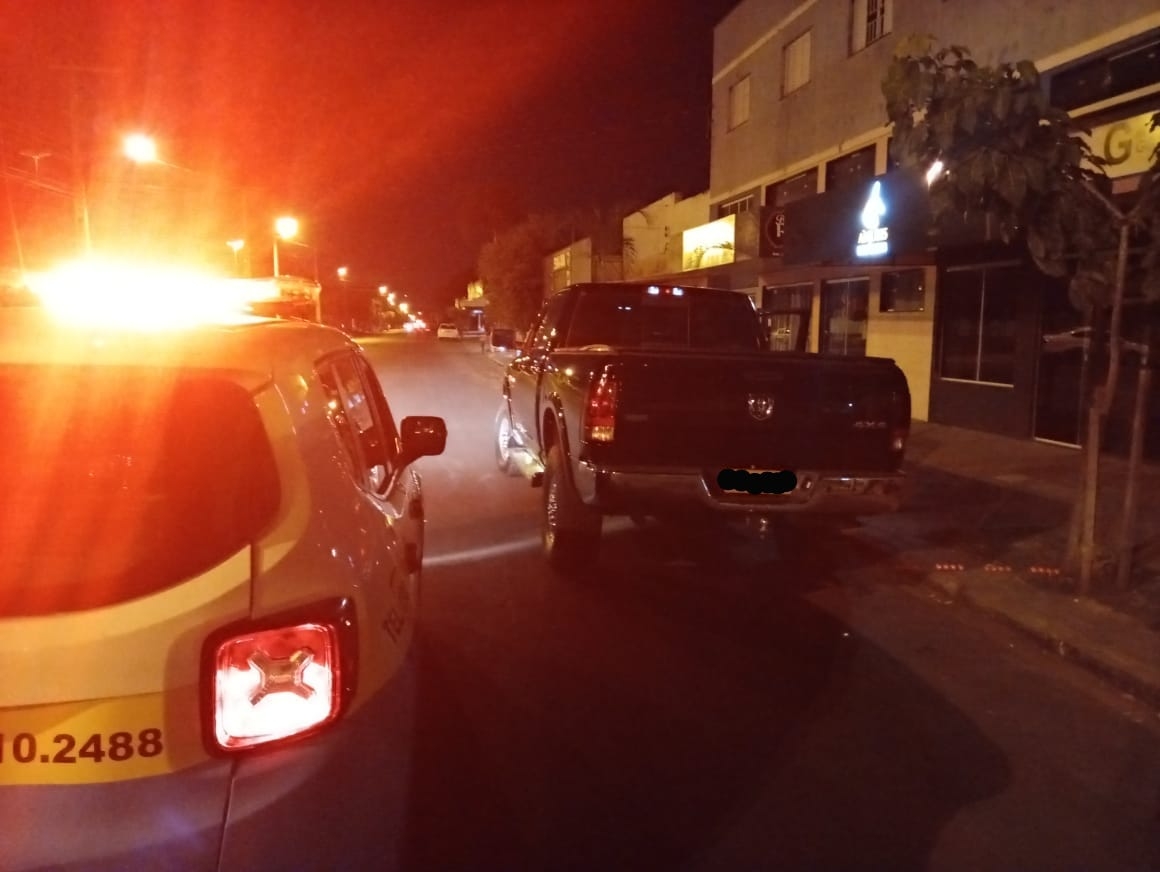 Polícia Militar notifica condutor de veículo utilizado em manobra perigosa em Três Lagoas. O condutor recusou a realizar o teste de bafômetro