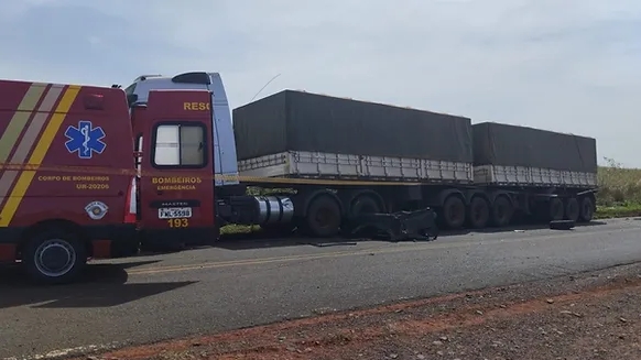 Batida entre caminhonete e caminhão mata homens na rodovia Comendador Kazuo Namiki em Pereira Barreto