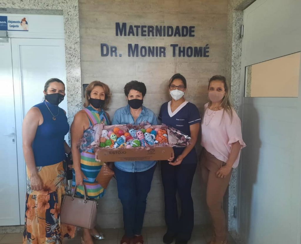 Maçonaria de Três Lagoas doa polvos de crochê para maternidade do Hospital Auxiliadora