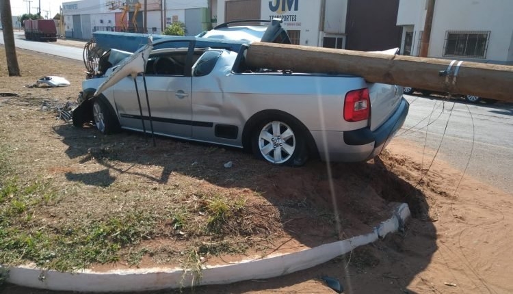 Em Três Lagoas dormindo e em alta velocidade, enfermeira bate em poste e deixa veículo destruído