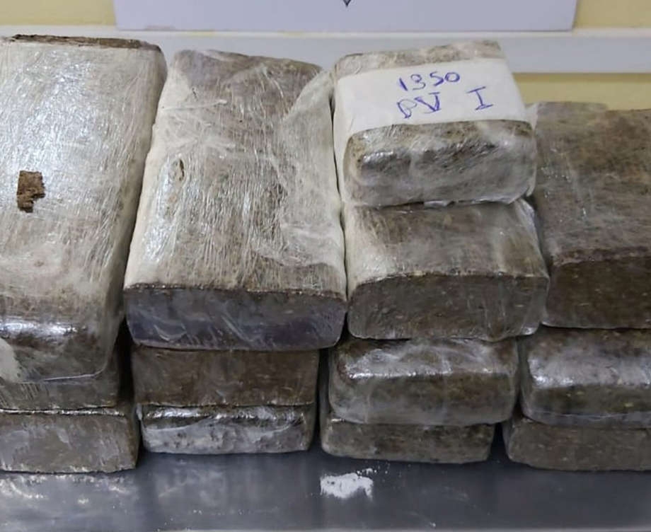Agentes da Penitenciária de Três Lagoas apreendem 8 kg de cocaína e maconha no gramado da unidade