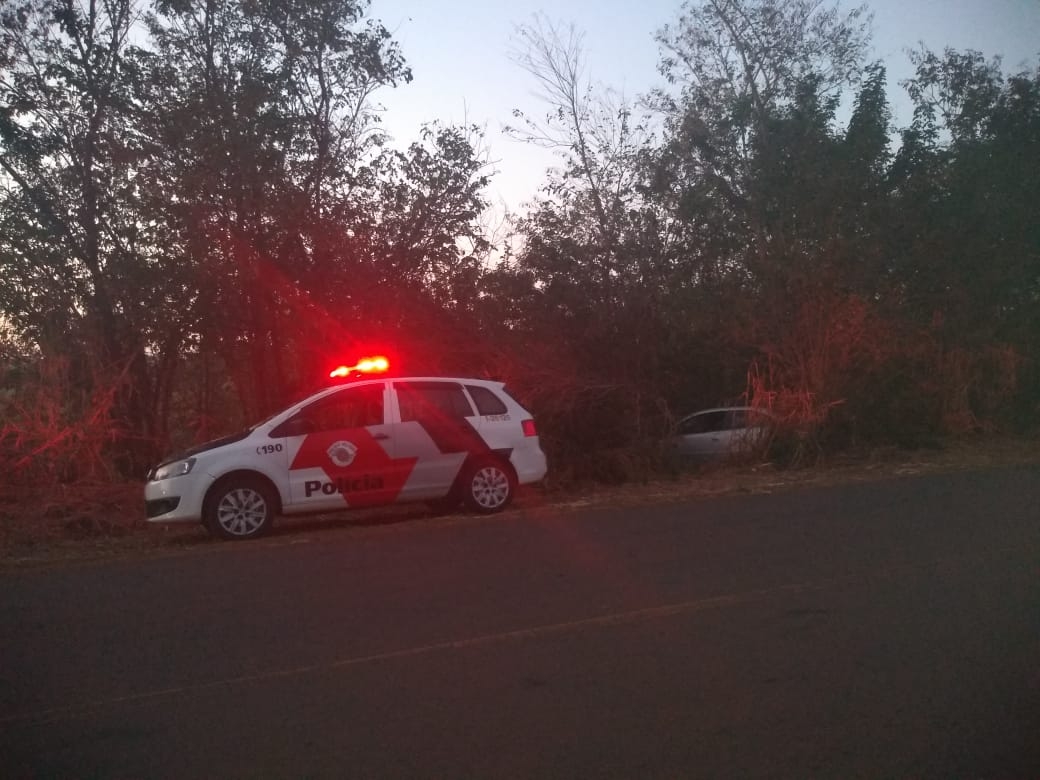 Motorista alcoolizado perde o controle do carro e sai fora da pista em Castilho