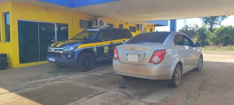 Polícia Rodoviária Federal de Água Clara recupera veículo roubado em Brasília-DF