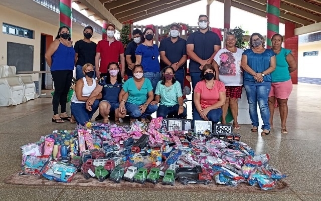 Em Água Clara empresa Canadense doa brinquedos e jogos educativos para crianças da creche 'Paulo Celso Munhoz'