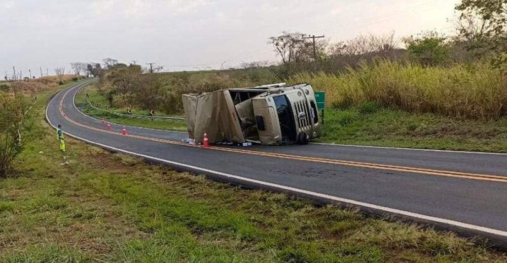 Caminhão carregado com cerveja tomba em vicinal de Itapura