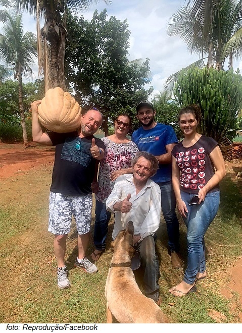 Prefeito de Andradina Mário Celso Lopes visita assentamento e ganha abóbora de 20 kg
