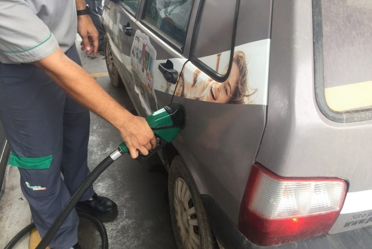 Preço médio da gasolina aumenta pela 8ª semana seguida, aponta a ANP