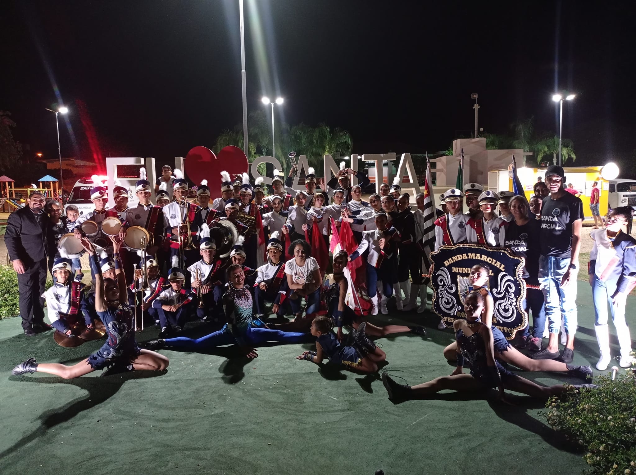 Banda Marcial Municipal de Lavínia participa do desfile cívico do aniversário de Santa Mercedes