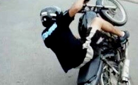 Na frente da Polícia Militar, em Água Clara, motociclista na contramão faz manobras e acaba na delegacia