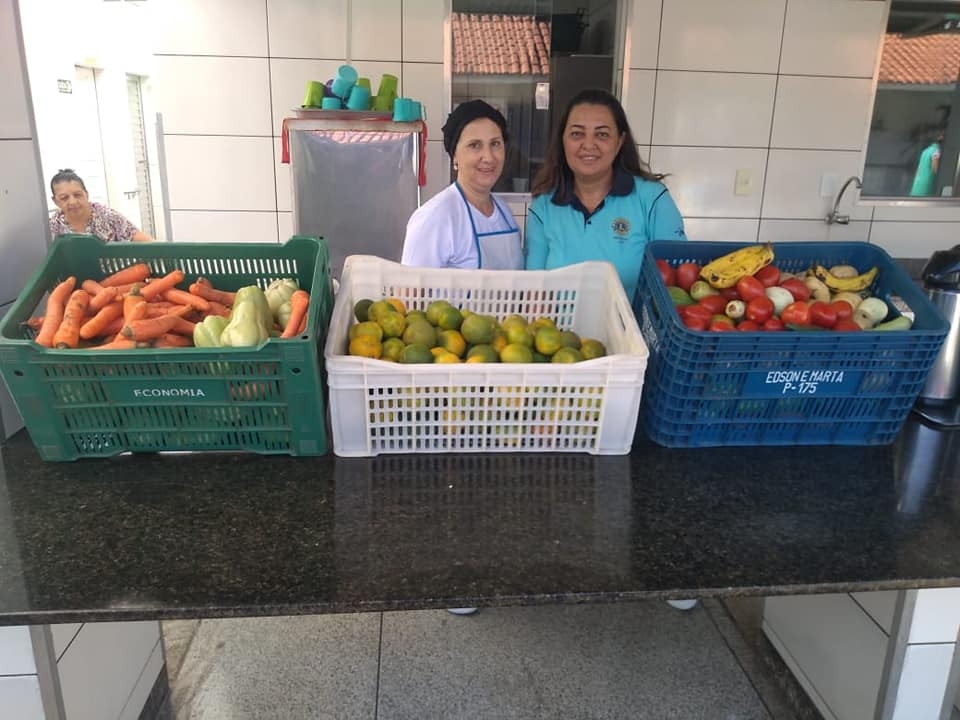 Lions e Leo Clube de Valparaíso doam frutas e legumes para o Asilo