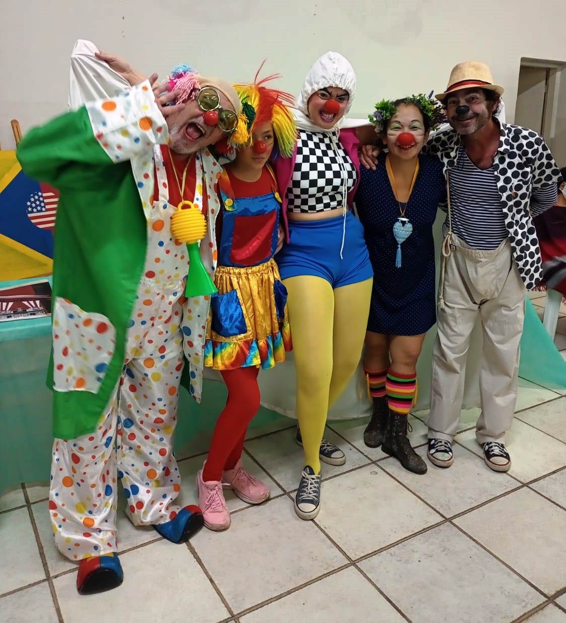 Liderado por policial penal aposentado, quinteto de palhaços transforma humor de Mirandópolis durante Festival de Inverno