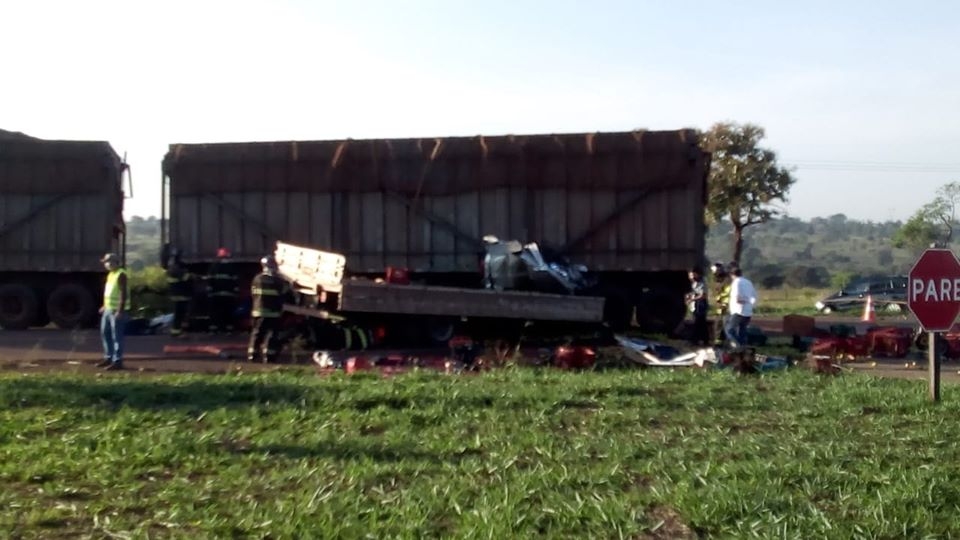 Tragédia batida de caminhões na rodovia Gerson Dourado em Castilho mata 02 pessoas