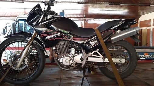 Polícia Militar de Pereira Barreto apreende moto de suspeito de vender drogas no Ginásio de Esporte
