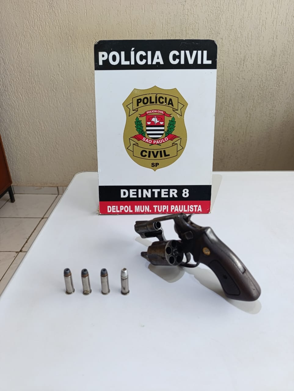 POLÍCIA CIVIL APREENDE ARMA DE FOGO E MUNIÇÕES DURANTE CUMPRIMENTO DE MANDADO DE BUSCA EM TUPI PAULISTA