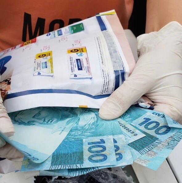 Casal de Água Clara compra 21 notas falsas na internet e acaba preso pela Polícia Federal de Três Lagoas ao receber encomenda