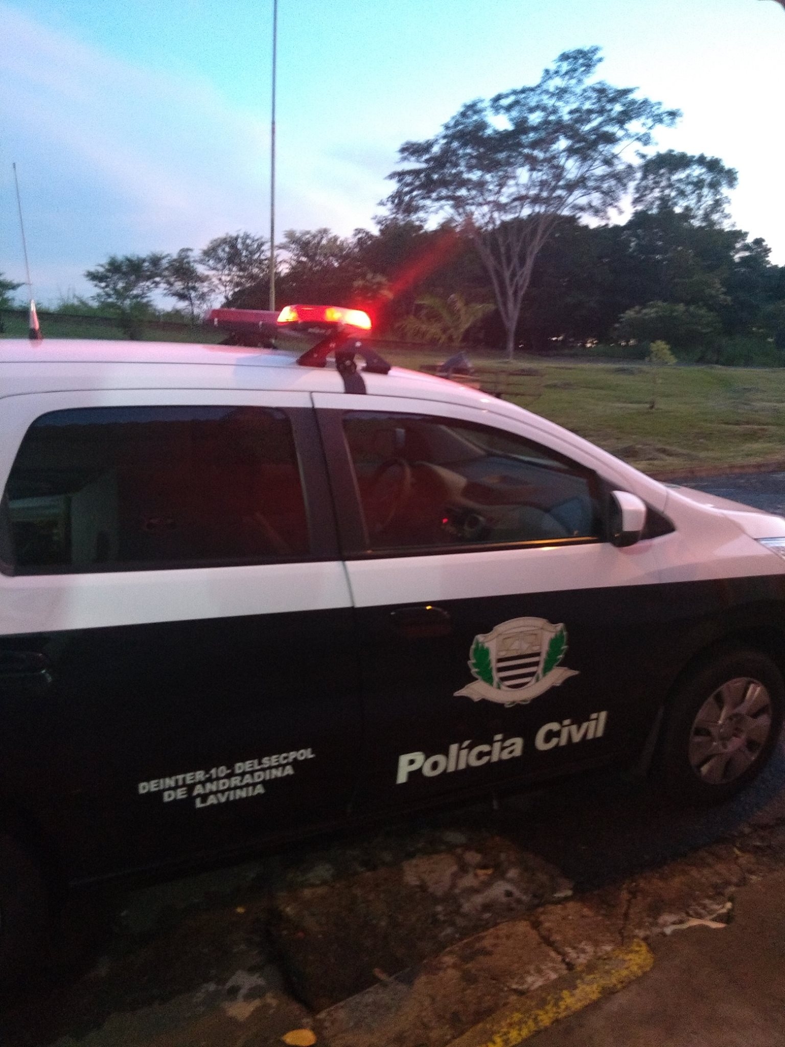 Polícia Civil de Lavínia e Mirandópolis prendem plantador de abacaxi por furto de trator de Guaraçaí