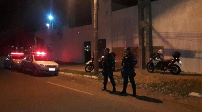 Policiamento Escolar de Três Lagoas aprende adolescente próximo a escola na Vila Haro com mais de 1 kg de maconha