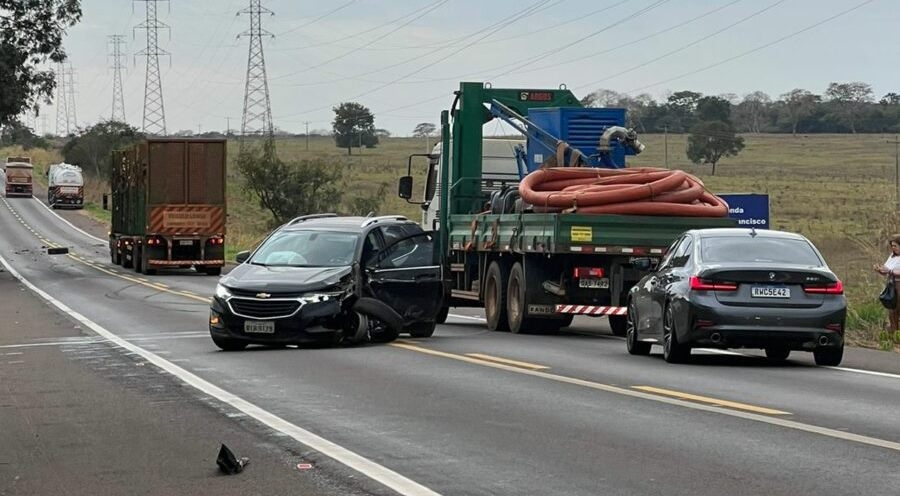 Médica de Andradina perde controle do veículo e bate em carreta na BR 262 entre Três Lagoas à Água Clara