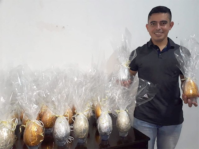 Policial Militar de Castilho aproveita dia de folga para alegrar crianças com ovos de Páscoa