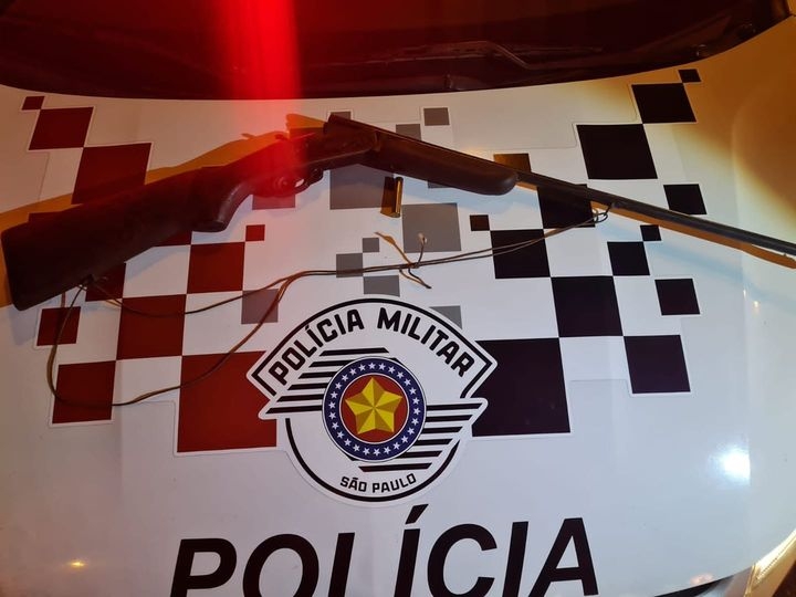 Polícia Militar de Pereira Barreto apreendeu espingarda e prendeu autor de furto de telhas do sítio Proença