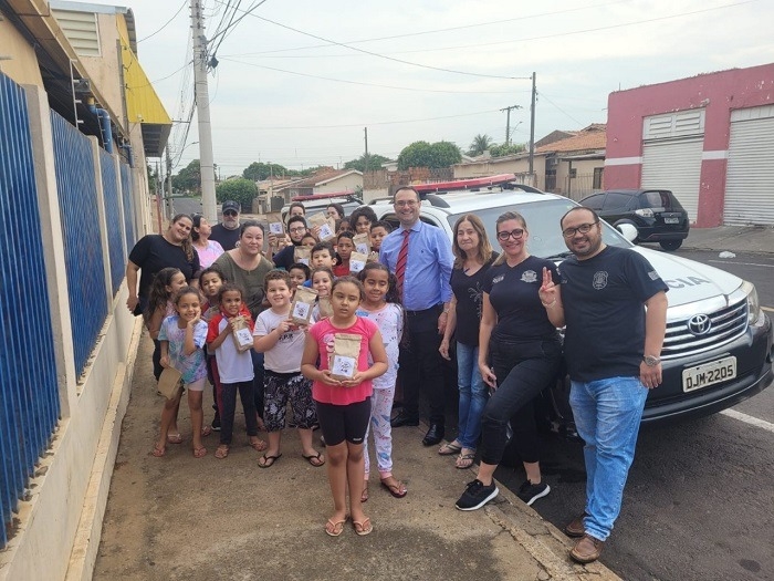 BLITZ DA  ALEGRIA: Polícia Civil Faz Blitz Para a Distribuição de Mais 400 KITs de Doces e Bolas em Homenagem ao Dias Das Crianças em Dracena