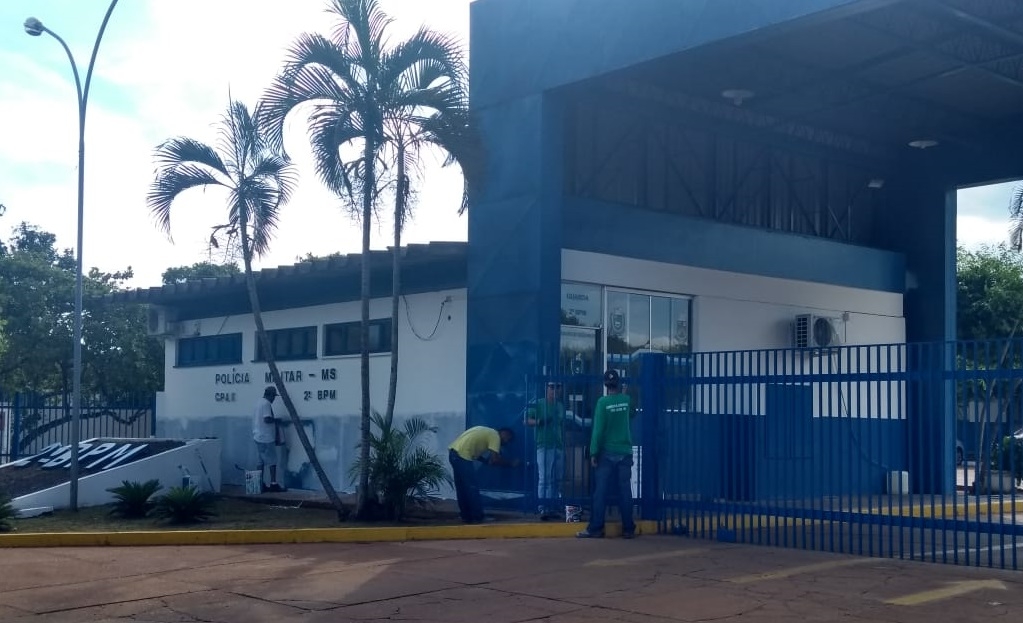 Durante curso de pintura, internos de Três Lagoas aplicam prática em Batalhão da PM
