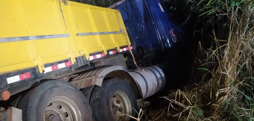 Grave acidente entre carretas deixa vítima fatal na BR 158 em Três Lagoas