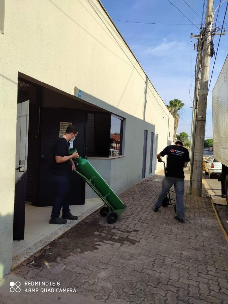 Rodomary Transportes descarrega cilindros de oxigênio no AME de Andradina