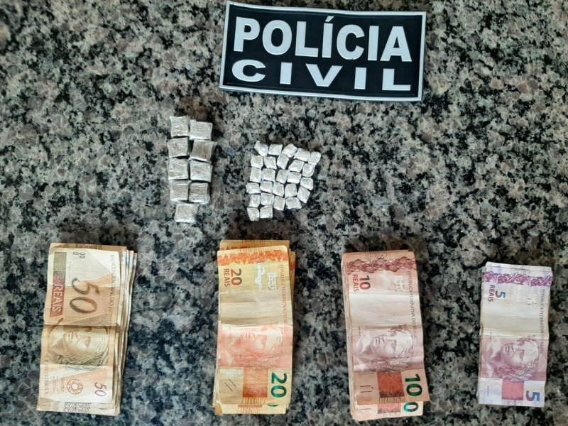 Polícia Civil prende jovem com drogas e dinheiro em residência no bairro Rosa Alberton