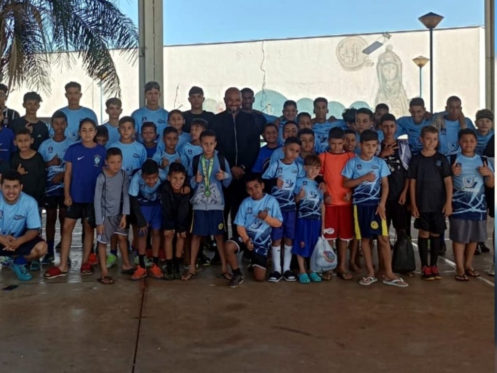 Ex-jogador Edi Carlos visita treino do Boleiros de Cristo em Andradina