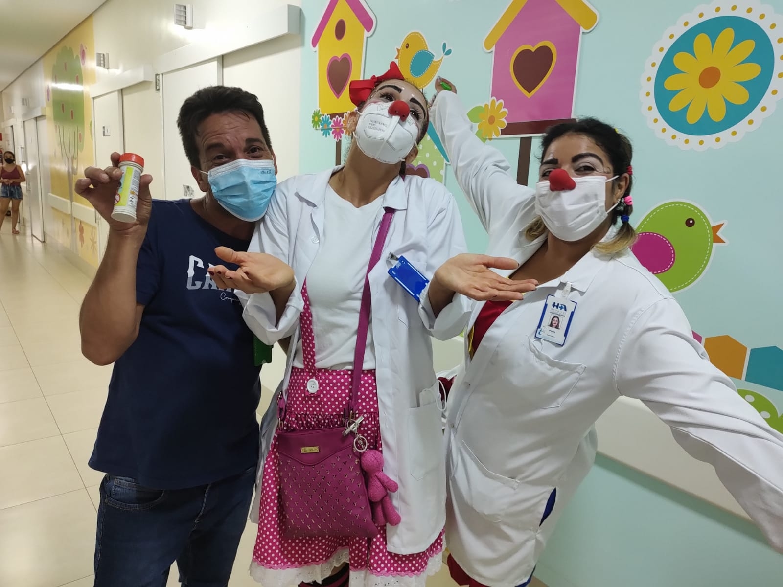 Projeto Doutores Mais Palhaços leva alegria para as crianças da pediatria do Hospital de Três Lagoas